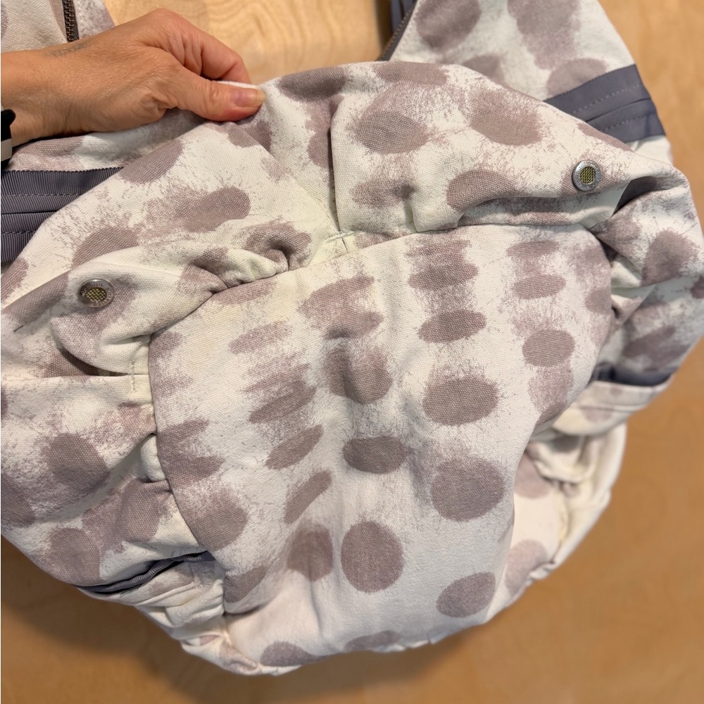 Lululemon Tote / Gym Bag White & Gray Polka Dot Shoulder Bag - 🤩 Excellent cond! - Picture 4 of 14